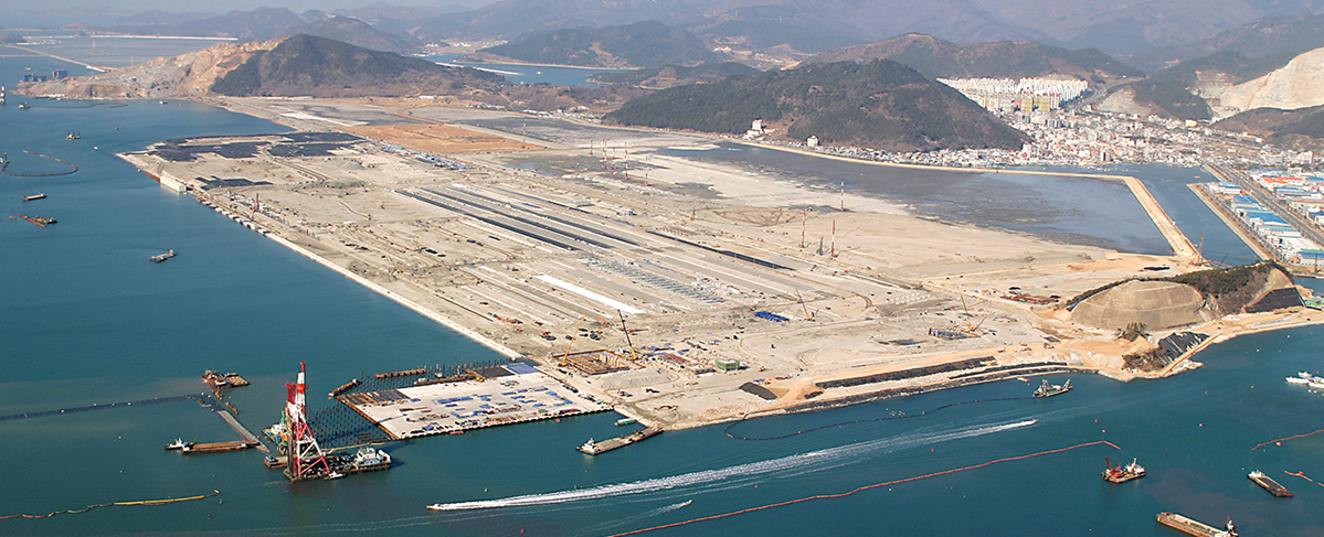부산신항 북컨테이너터미널배후부지 조성사업 현장 전경(2004)